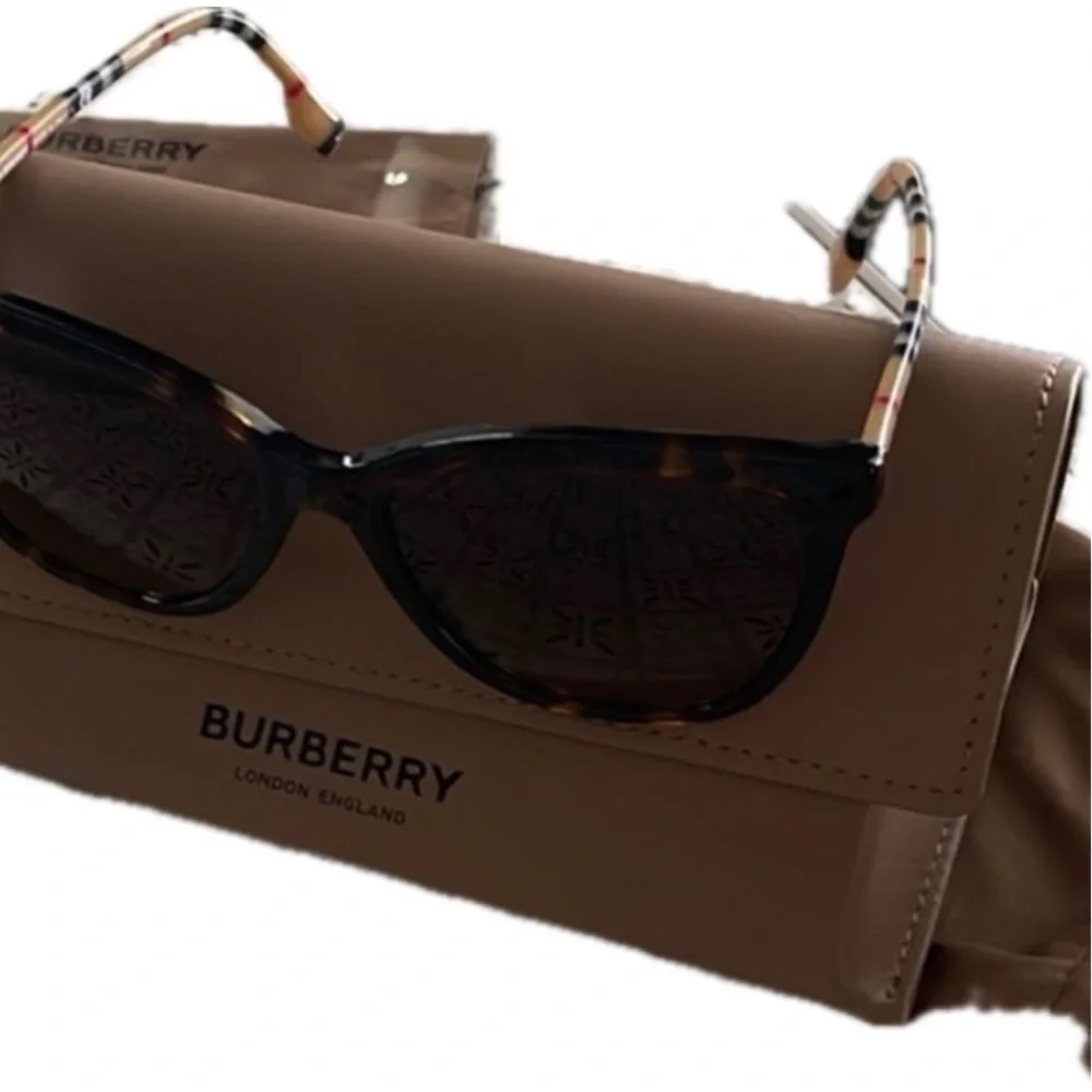 Burberry Sunglasses NWOT - Picture 3 of 16